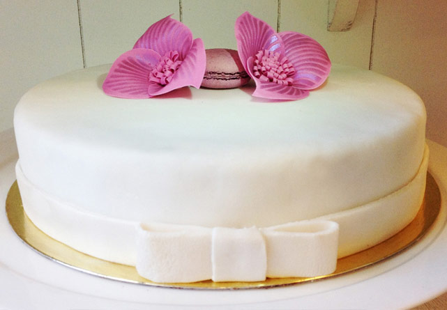 Bolo de casamento decorado com laço