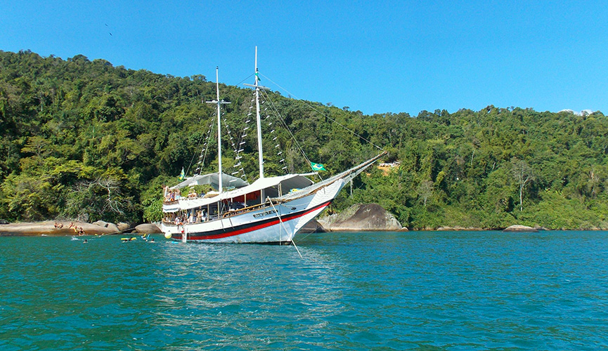Passeio de escuna em Paraty