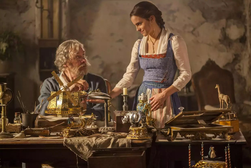 Kevin Kline e Emma Watson como Maurice e Bela