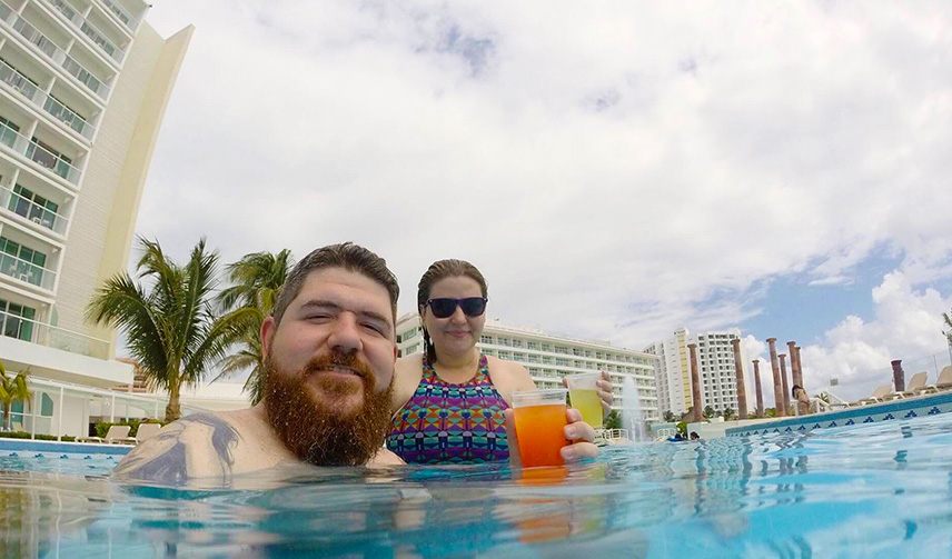 Na piscina do Hotel Krystal Cancun